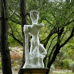 sculpture au musée à ciel ouvert de maria de Faykod à Aups